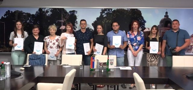Trodnevnu obuku o osnovama znakovnog jezika uspešno je završilo jedanaest stručnjaka iz Sremske Mitrovice koji rade na zaštiti od nasilja u porodici – četiri stručna saradnika Sigurne kuće, četiri voditelja slučaja i pravnik Centra za socijalni rad „Sava“.