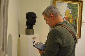 Testiranje aplikacije "Muzej za sve" od strane gluve osobe u prostorijama Spomen-zbirke Pavla Beljanskog u Novom Sadu.